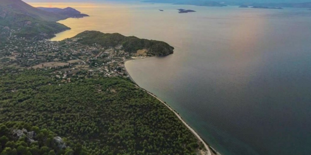 Αλμύρα: Η άγνωστη παραλία με τον λίγο κόσμο, μία ανάσα από Κόρινθο και Αθήνα