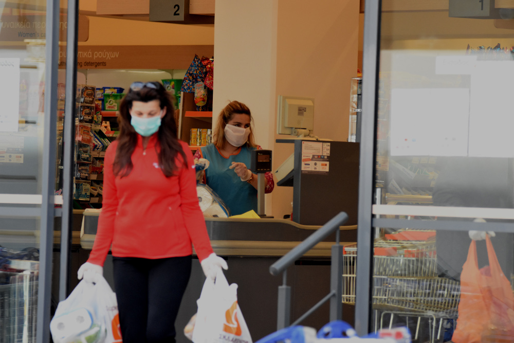 Κορωνοϊός: Υποχρεωτική από Σάββατο η χρήση μάσκας στα σούπερ μάρκετ για εργαζομένους και καταναλωτές