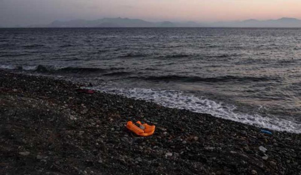 Ιταλία - Φωτογραφία-σοκ: Πτώμα μετανάστη βρίσκεται στη θάλασσα δύο εβδομάδες