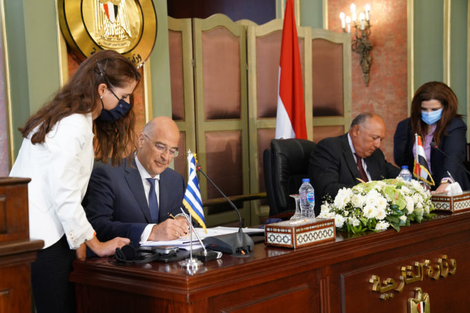 (Ξένη Δημοσίευση)  Ο υπουργός Εξωτερικών Νίκος Δένδιας (Α) με τον Αιγύπτιο ομόλογό του Σάμεχ Σούκρι (Δ) υπέγραψαν τη συμφωνία για την οριοθέτηση θαλασσίων ζωνών μεταξύ Ελλάδος και Αιγύπτου κατά τη διάρκεια της συνάντησής τους,  την Πέμπτη 6 Αυγούστου 2020, στο Κάιρο.  ΑΠΕ-ΜΠΕ/ΓΡΑΦΕΙΟ ΤΥΠΟΥ ΥΠΕΞ/ΧΑΡΗΣ ΑΚΡΙΒΙΑΔΗΣ