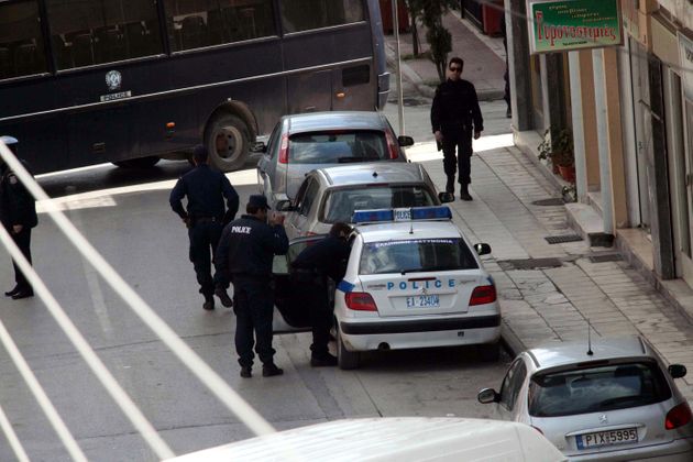 Βόλος: Πέταξαν πέτρες και μπουκάλια σε αστυνομικούς σε παράνομο γλέντι αρραβώνα - ΕΛΛΑΔΑ