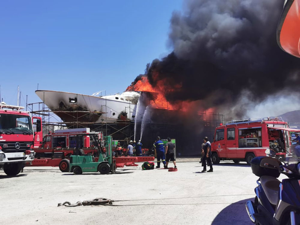 Φωτιά σε ναυπηγείο στη Σύρο: Θαλαμηγός κάηκε ολοσχερώς - ΕΛΛΑΔΑ