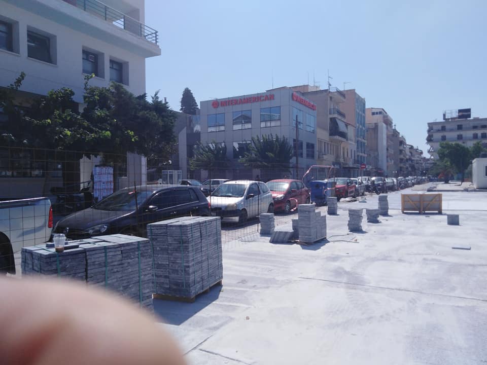 Κόρινθος: Πάρκαρε σε υπό κατασκευή πλατεία και του τσιμέντωσαν τις ρόδες - ΚΟΡΙΝΘΙΑ