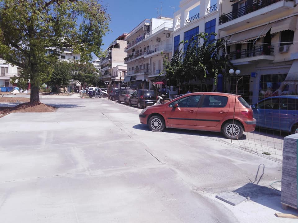 Κόρινθος: Πάρκαρε σε υπό κατασκευή πλατεία και του τσιμέντωσαν τις ρόδες - ΚΟΡΙΝΘΙΑ