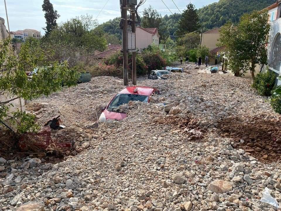 Κακοκαιρία «Ιανός»: Αγωνία για τους αγνοούμενους στην Καρδίτσα - Τεράστιες καταστροφές στην Κεφαλονιά - ΕΛΛΑΔΑ