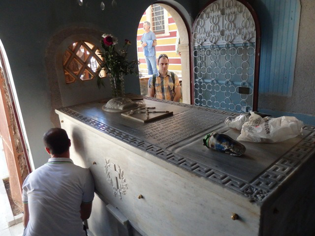 Εκατοντάδες πιστοί ακούν χτύπο στον τάφο του Αγίου Νεκταρίου - ΕΚΚΛΗΣΙΑ