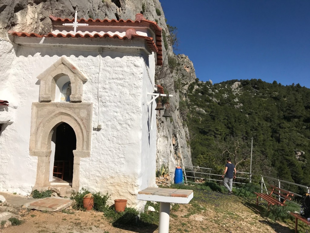 Το 800 ετών εντυπωσιακό εκκλησάκι της Αγίας Μαρίνας σε γκρεμό στην Πάρνηθα - ΕΚΚΛΗΣΙΑ