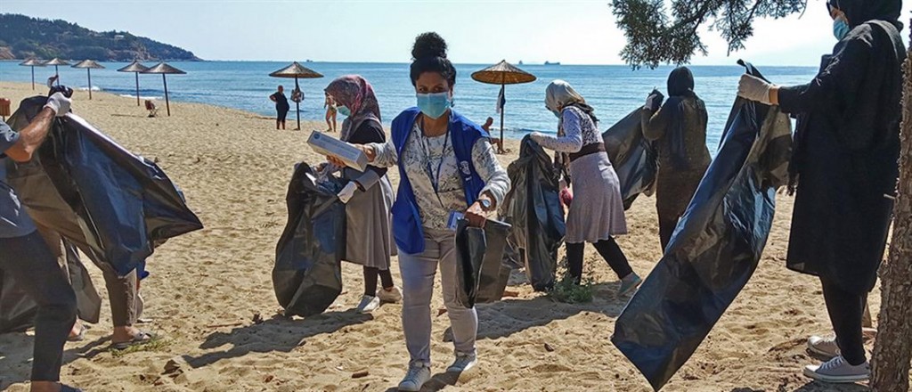 Καβάλα: Μετανάστες και πρόσφυγες καθάρισαν την παραλία που μένουν - ΕΛΛΑΔΑ