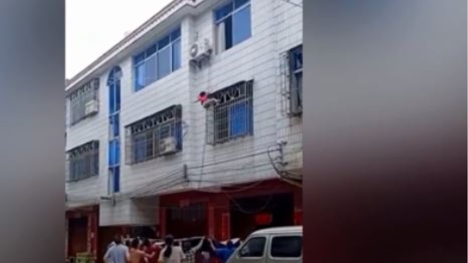 Συγκλονιστικό: Σώζουν 4χρονη που έκανε «βουτιά» από τον 2ο όροφο - ΠΕΡΙΕΡΓΑ