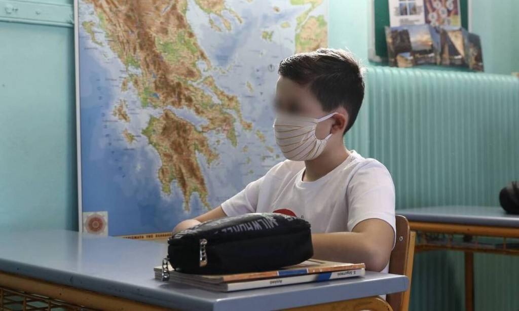Γονείς στέλνουν εξώδικα σε εκπαιδευτικούς για τη μάσκα – Πώς σχολιάζει δικηγόρος την κίνηση