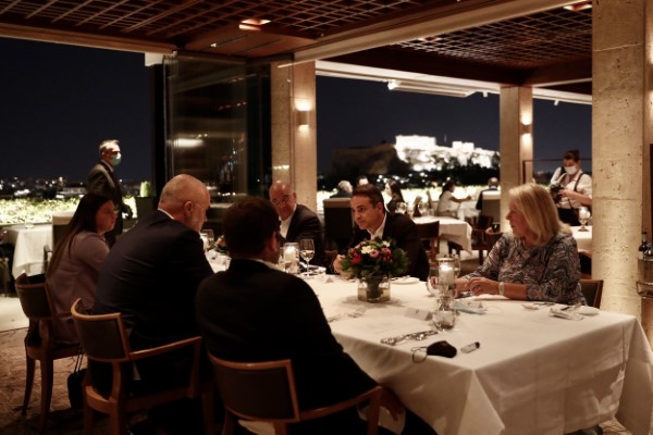 Το δείπνο Μητσοτάκη με τον Αλβανό πρωθυπουργό με θέα την Ακρόπολη (εικόνες) - ΠΟΛΙΤΙΚΗ