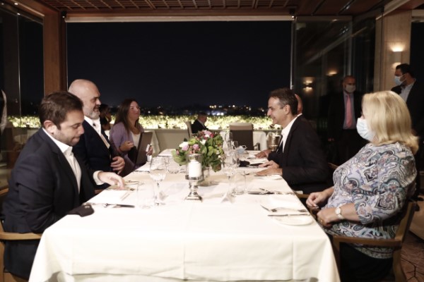 Το δείπνο Μητσοτάκη με τον Αλβανό πρωθυπουργό με θέα την Ακρόπολη (εικόνες) - ΠΟΛΙΤΙΚΗ