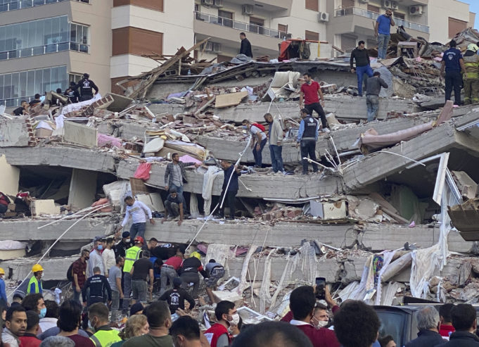 Σμύρνη: Μάχη από τα σωστικά συνεργεία για τον εντοπισμό επιζώντων μετά το φονικό σεισμό των 6,7R - ΔΙΕΘΝΗ