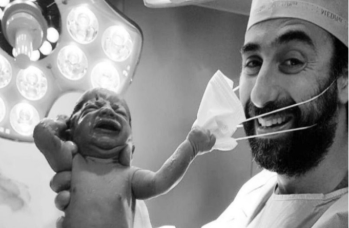 VIiral φωτογραφία κάνει τον γύρο του διαδικτύου – Νεογέννητο τραβάει τη μάσκα του μαιευτήρα - ΠΕΡΙΕΡΓΑ