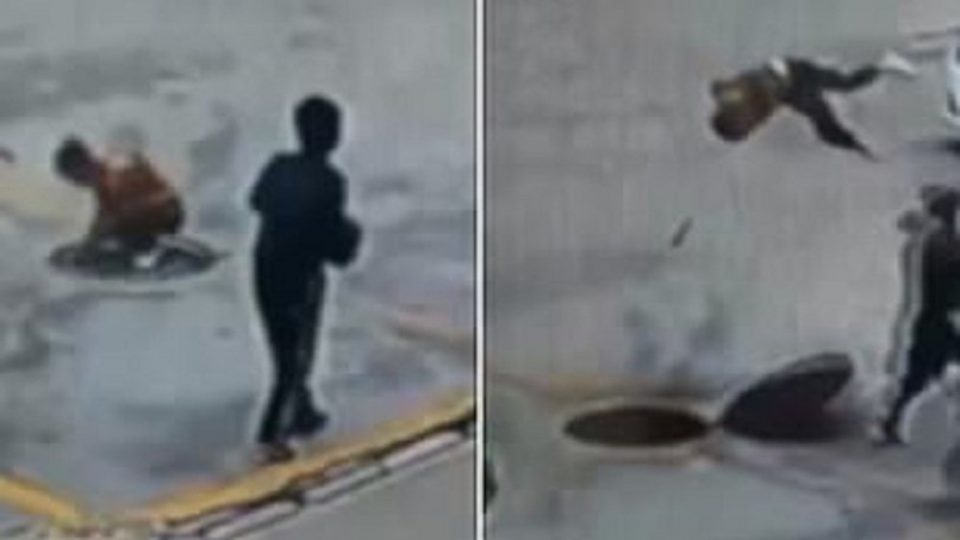 Απίστευτο βίντεο: Πιτσιρικάς έριξε δυναμιτάκι σε υπόνομο και «απογειώθηκε» από την έκρηξη - ΔΙΕΘΝΗ