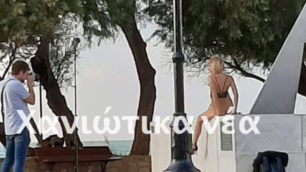 Σάλος στα Χανιά: Γυμνή φωτογράφιση στο μνημείο του ναυαγίου «Ηράκλειον» - ΕΛΛΑΔΑ