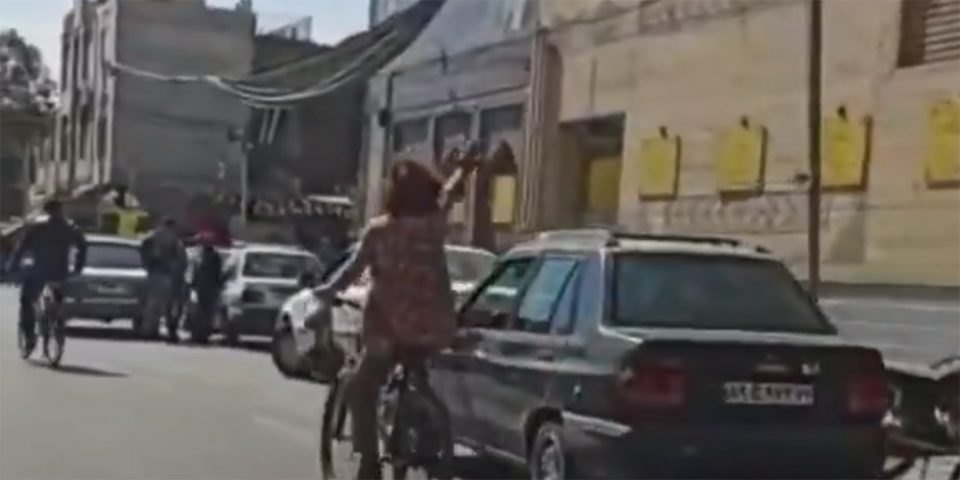 Απίστευτο και όμως ιρανικό: Την συνέλαβαν επειδή έκανε ποδήλατο χωρίς να φορά χιτζάμπ - ΠΕΡΙΕΡΓΑ