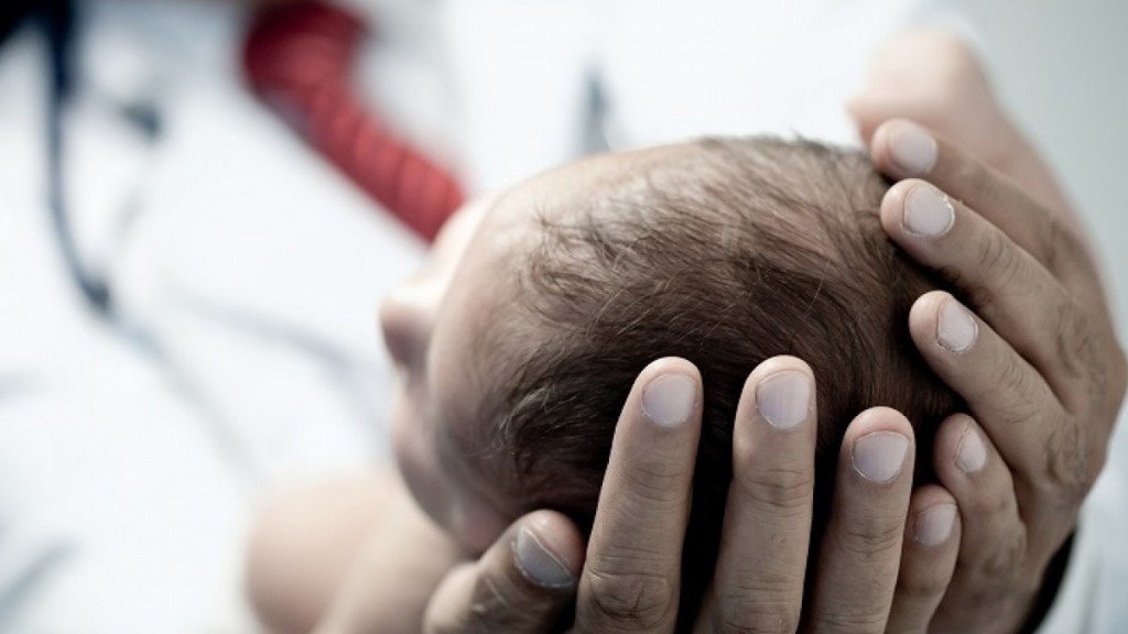Νεογέννητο μωράκι τραβά τη μάσκα του γιατρού και γίνεται viral - ΠΕΡΙΕΡΓΑ
