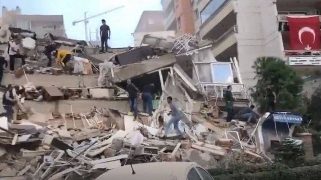 Καταρρεύσεις κτηρίων στην Τουρκία μετά τον σεισμό στη Σάμο - ΔΙΕΘΝΗ