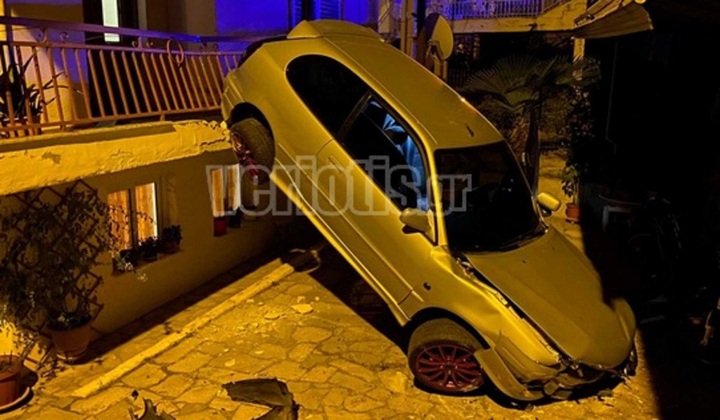 Σοκαριστικό τροχαίο στη Βέροια: Αυτοκίνητο «πάρκαρε» σε αυλή σπιτιού! - ΠΕΡΙΕΡΓΑ