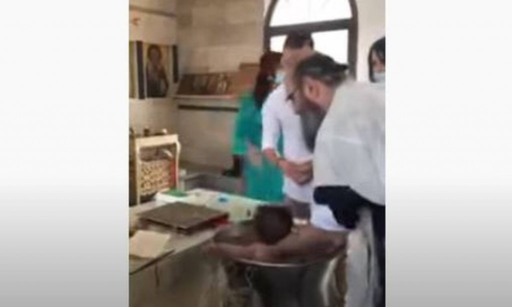 Απίστευτες εικόνες σε βάφτιση - «Σιγά με το μωρό» φώναζαν οι γονείς στον ιερέα - ΠΕΡΙΕΡΓΑ