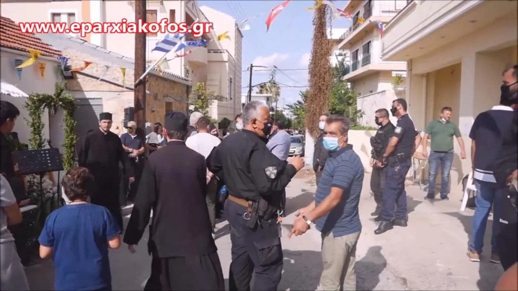 Χανιά: Αστυνομικοί σταματούν το σταύρωμα από τον σταυρό των Αγίων Ισιδώρων - ΕΚΚΛΗΣΙΑ