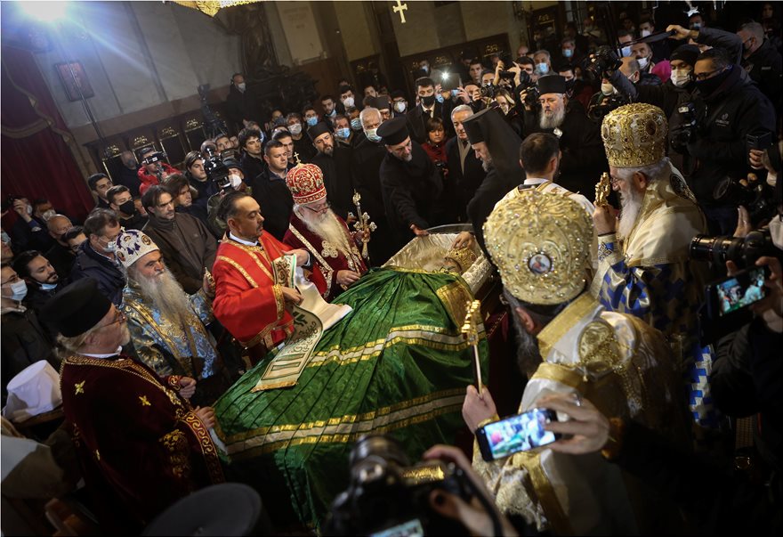 Aπίστευτες εικόνες από Σερβία: Χαμός στο λαϊκό προσκύνημα του Πατριάρχη Ειρηναίου - ΕΚΚΛΗΣΙΑ
