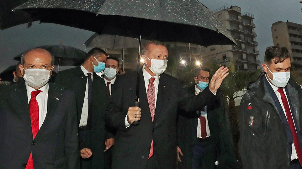 Βίντεο: Η βροχή χάλασε το σόου Ερντογάν με πικ νικ στην Αμμόχωστο
