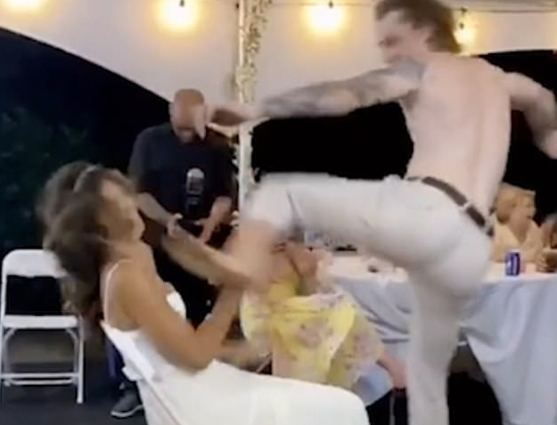 Γάμος… καταστροφή: Ο γαμπρός χόρευε αισθησιακά και κλώτσησε στο πρόσωπο τη νύφη! [βίντεο] - ΠΕΡΙΕΡΓΑ
