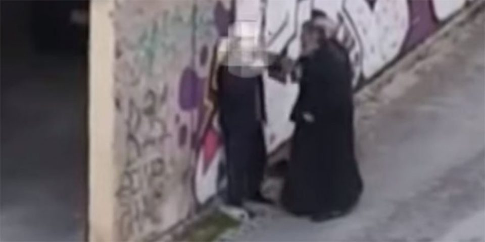 Απίστευτες εικόνες στην Κοζάνη: Ιερέας χαστούκισε πολίτη στη μέση του δρόμου - Χωρίς κατηγορία