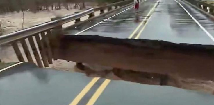 Γέφυρα κατέρρευσε σε ζωντανή τηλεοπτική σύνδεση – Τρομαγμένη η δημοσιογράφος έτρεξε να σωθεί (βίντεο) - ΔΙΕΘΝΗ