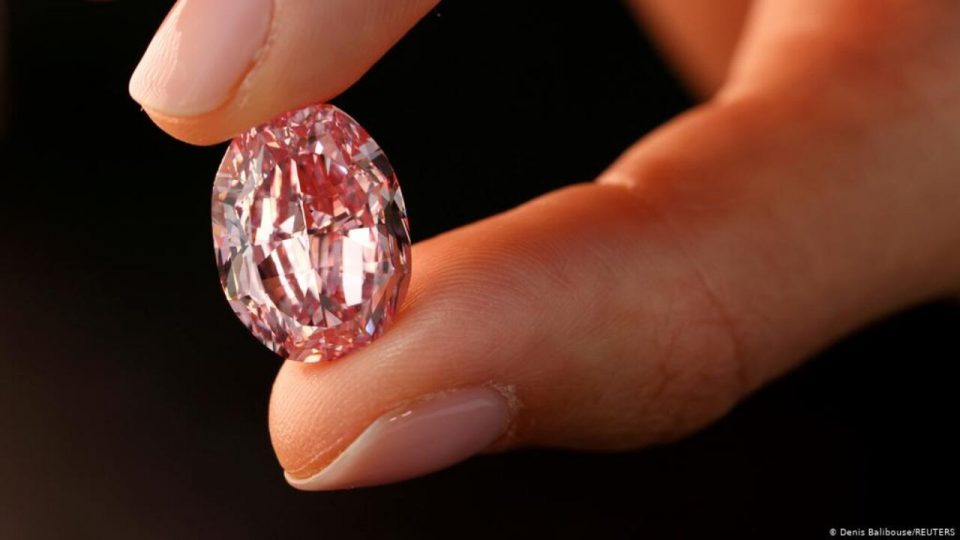 Σπάνιο ροζ διαμάντι πωλήθηκε σε τιμή-ρεκόρ σε δημοπρασία στη Γενεύη - ΔΙΕΘΝΗ
