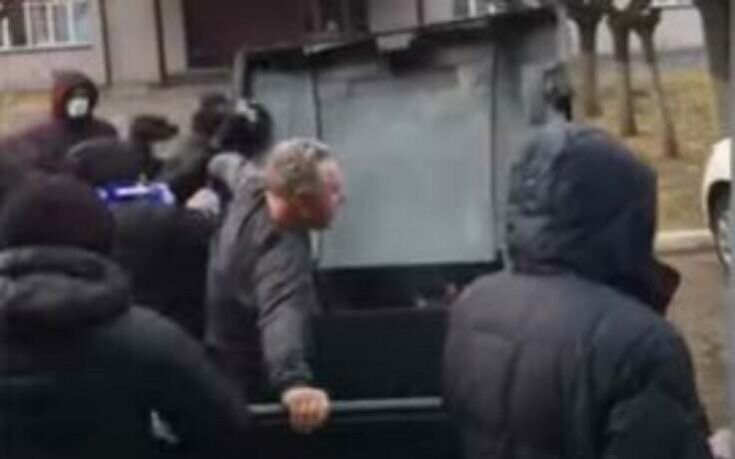 Απίστευτο: Οπαδοί πέταξαν στον κάδο σκουπιδιών τον διευθυντή του γηπέδου - ΠΕΡΙΕΡΓΑ
