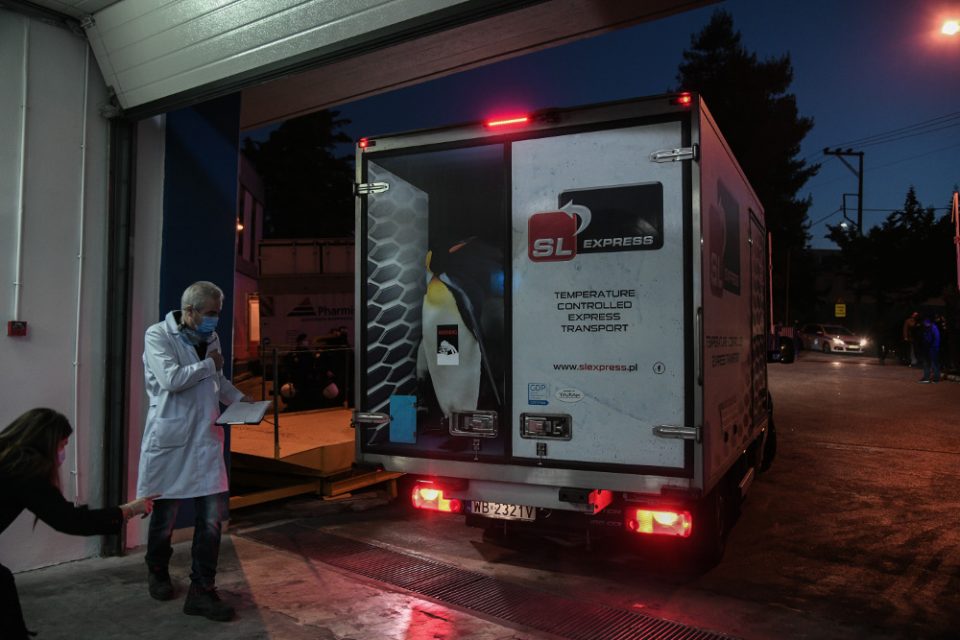 Κορωνοϊός: Έφθασε στην Αθήνα το φορτηγό με τα εμβόλια - Από αύριο οι εμβολιασμοί - ΕΛΛΑΔΑ