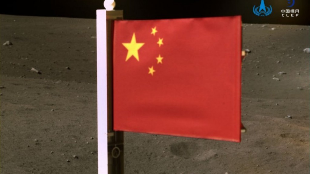 Οι Κινέζοι πάτησαν... πόδι στη Σελήνη και «φύτεψαν» τη σημαία τους - ΔΙΕΘΝΗ