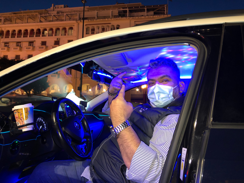 Θεσσαλονίκη: Ταξί ...club προσφέρει χαμόγελα στους πελάτες του εν μέσω πανδημίας - ΕΛΛΑΔΑ