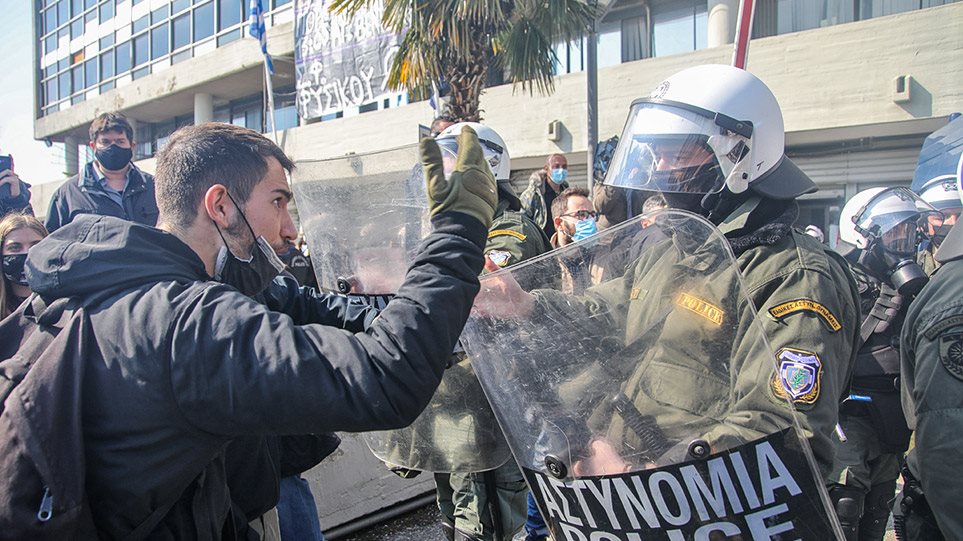 Θεσσαλονίκη: Επεισόδια μεταξύ αστυνομικών και φοιτητών έξω από το ΑΠΘ - ΕΛΛΑΔΑ