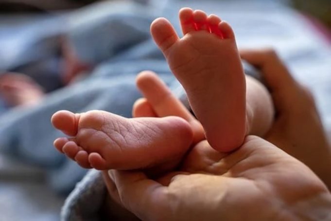 Γαλλία: Γεννήθηκε το πρώτο μωρό έπειτα από μεταμόσχευση μήτρας - ΔΙΕΘΝΗ