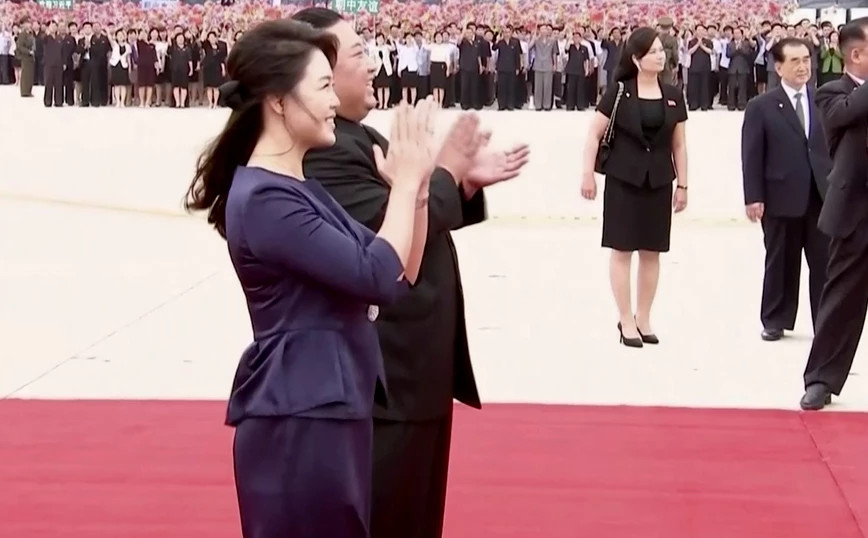 Δημόσια εμφάνιση μετά από ένα χρόνο για τη σύζυγο του Κιμ Γιονγκ Ουν - ΔΙΕΘΝΗ