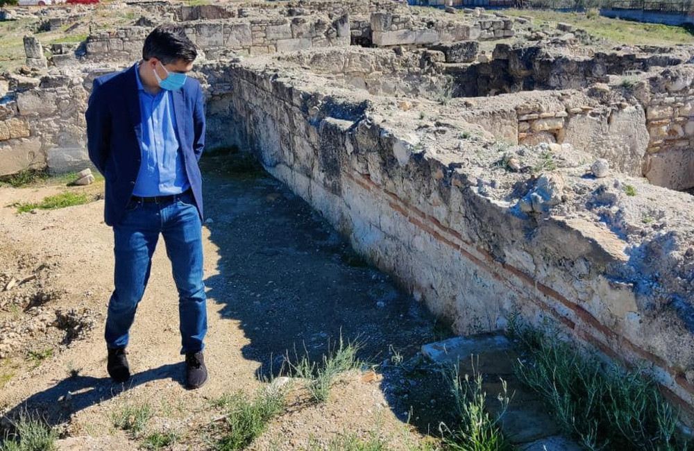 Τον αρχαιολογικό χώρο στην Κατουνίστρα επισκέφτηκε ο Χρίστος Δήμας - ΚΟΡΙΝΘΙΑ