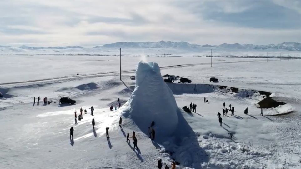 Εντυπωσιακό ηφαίστειο πάγου στο Καζακστάν εκτοξεύει νερό που παγώνει αμέσως - ΠΕΡΙΕΡΓΑ