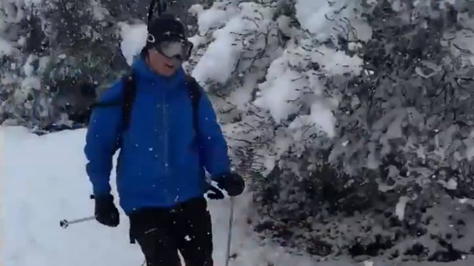 Σκι στη χιονισμένη Αθήνα κάνει ο Νορβηγός πρεσβευτής στην Ελλάδα - ΠΕΡΙΕΡΓΑ