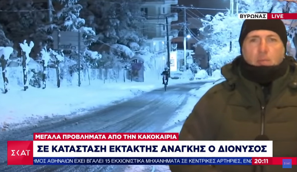 Έκανε σούζες στα χιόνια, πίσω από δημοσιογράφο που ήταν live στο δελτίο του ΣΚΑΪ - ΕΛΛΑΔΑ