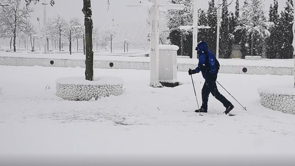 Απίστευτο βίντεο: Πήρε τα χιονοπέδιλα και βγήκε για σκι στο Μαρούσι - ΕΛΛΑΔΑ