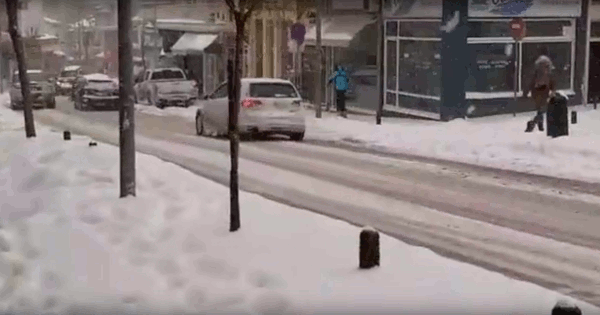 Καιρός - «Μήδεια»: Βγήκε στο κέντρο της Κοζάνης με... χιονοπέδιλα και έκανε σκι - ΕΛΛΑΔΑ
