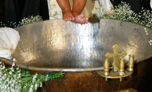 Ιερέας κατηγορείται για βρεφοκτονία! Βρέθηκε νερό στα πνευμόνια του μωρού μετά τη βάπτιση (video) - ΕΚΚΛΗΣΙΑ