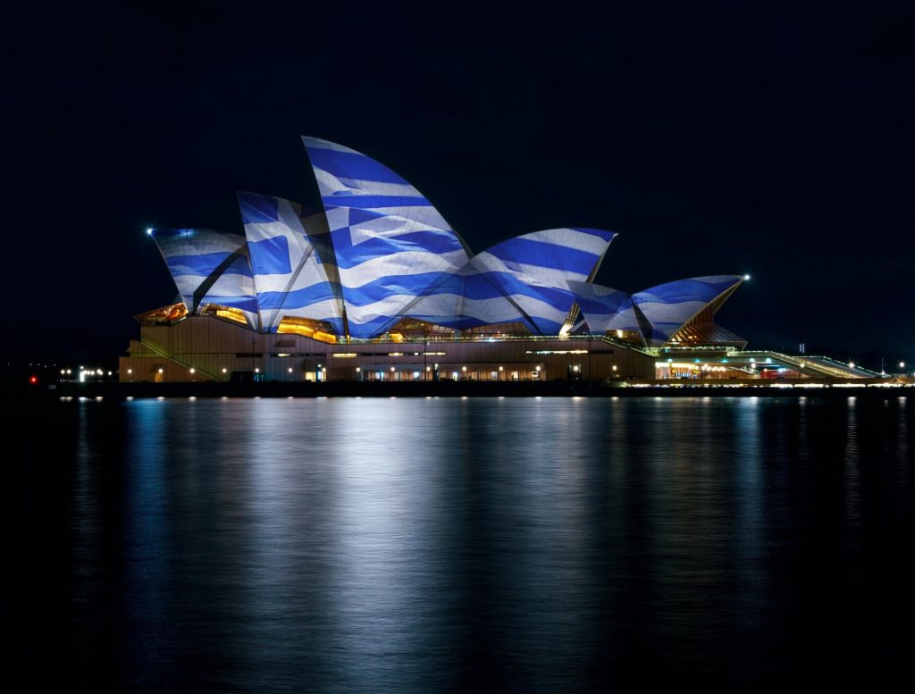 Απόψε οι καρδιές μας χτυπούν ρυθμικά μαζί ως Αυστραλο-Ελληνες: Στα χρώματα της Ελλάδας τα πανιά της Όπερας - ΔΙΕΘΝΗ