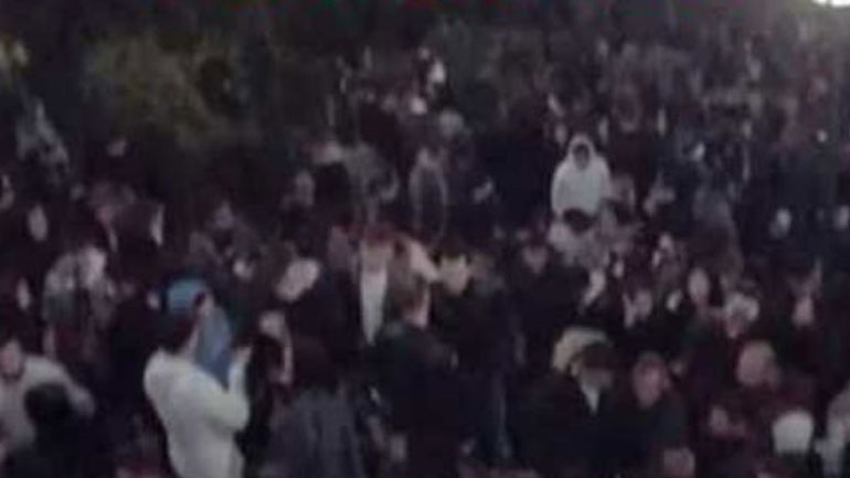 Φωτογραφία από κορωνοπάρτι στην Πάτρα με εκατοντάδες άτομα - ΠΕΛΟΠΟΝΝΗΣΟΣ