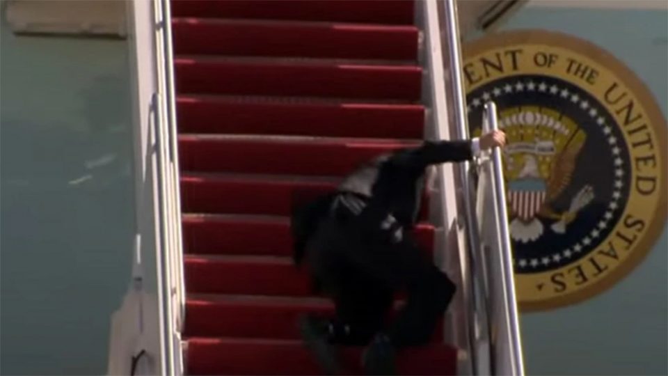 Απρόσμενο ατύχημα για τον Μπάιντεν: Έπεσε στις σκάλες του Air Force One [βίντεο] - ΔΙΕΘΝΗ