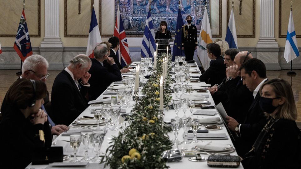 Το επίσημο δείπνο στο Προεδρικό Μέγαρο - Συγκίνησε ο Κάρολος όταν είπε στα ελληνικά: «Χαίρε ω χαίρε ελευθεριά» - ΕΛΛΑΔΑ